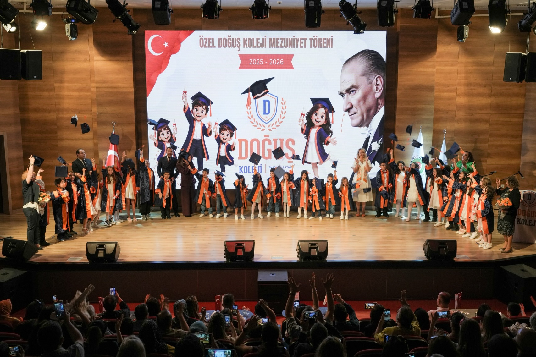 Doğuş Koleji’nde Mezuniyet Coşkusu Yaşandı